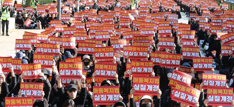 [서울=뉴시스] 최진석 기자 = 28일 서울 여의도 국회 앞에서 50만교원 총궐기 아동복지법 개정 촉구 집회에 참가한 교사들이 피켓을 들고 구호를 외치고 있다. 2023.10.28. myjs@newsis.com