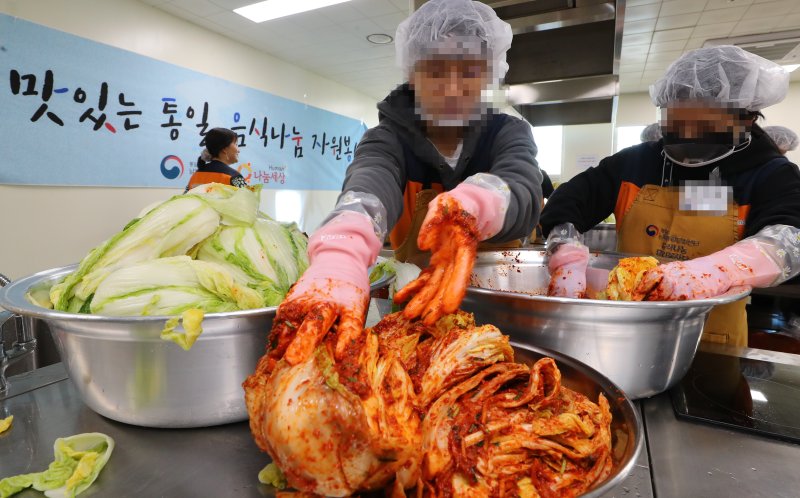 [서울=뉴시스] 최진석 기자 = 28일 서울 강서구 통일부 남북통합문화센터에서 열린 '2023 맛있는 통일, 음식 나눔 자원봉사' 행사에서 탈북청소년들이 요리 강사들과 함께 김장김치를 담그고 있다. 2023.10.28. myjs@newsis.com