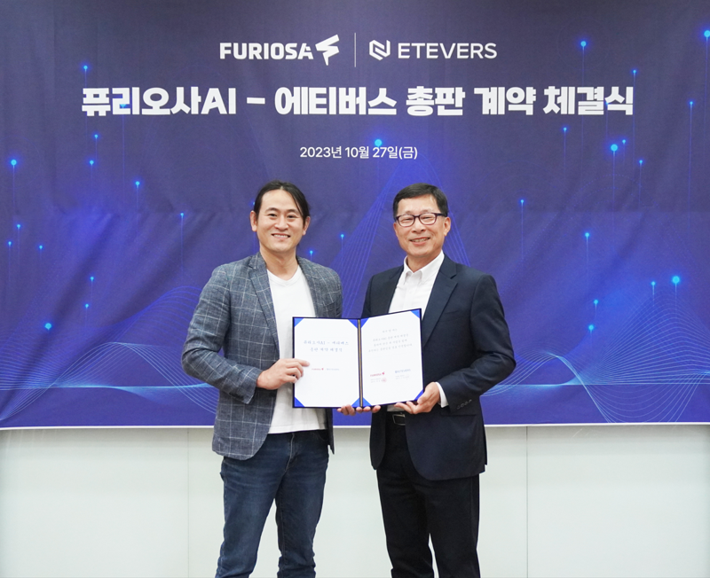 에티버스 이호준 대표이사와 퓨리오사AI 백준호 대표가 독점 총판 계약을 체결했다. 에티버스 제공