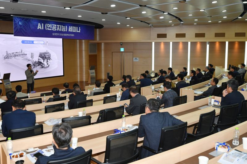 윤성호 마키나락스 대표가 최근 삼성전자 협력사를 대상으로 수원 상생협력아카데미에서 열린 'AI 세미나'에서 AI를 통한 제조 혁신 사례를 공유하고 있다. 삼성전자 제공