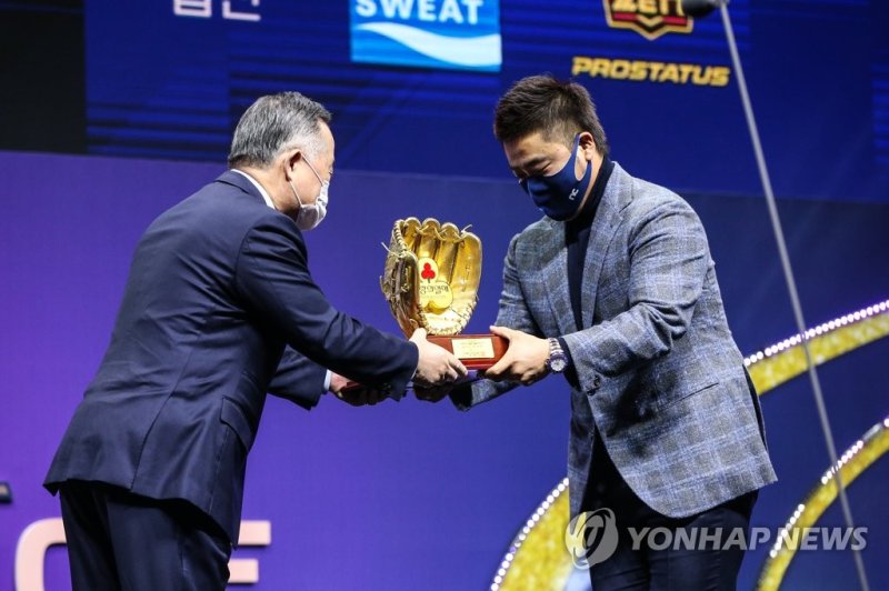 지난 2020년 NC 박석민이 '2020 KBO리그 골든글러브 시상식'에서 사랑의 골든글러브상을 수상하고 있다. 사진=연합뉴스