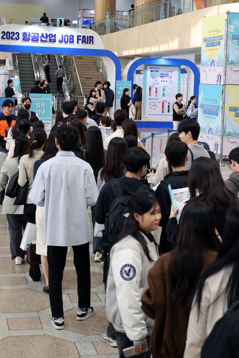 2023 항공산업 JOBFAIR가 30일 서울 강서구 김포국제공항 국제선청사에서 열려 행사장을 찾은 구직자들이 구직활동을 하고 있다. 한국공항공사와 국토교통부, 인천국제공항공사, 한국항공협회가 공동으로 주최하는 이번 박람회에는 국내외 60여개 항공 관련 기업·기관·지자체가 참가했다. 사진=서동일 기자