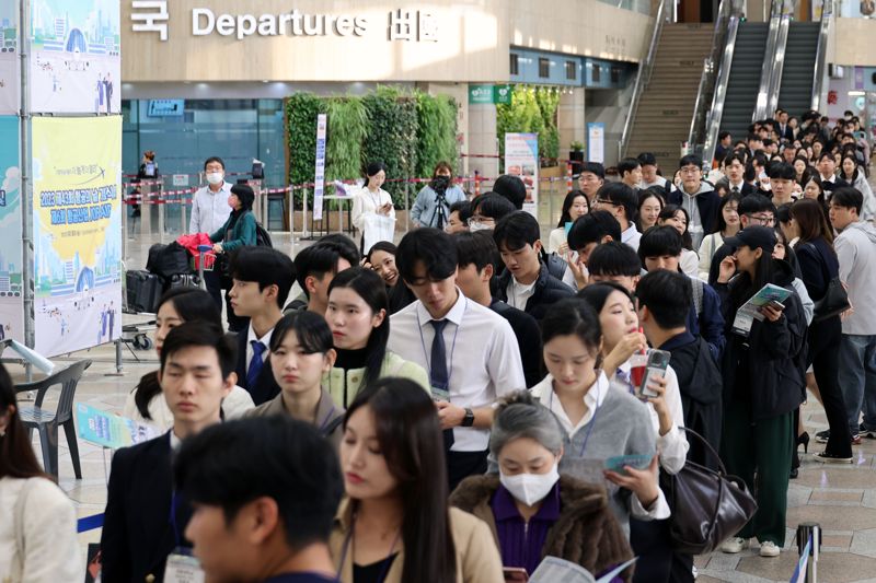 2023 항공산업 JOBFAIR가 30일 서울 강서구 김포국제공항 국제선청사에서 열려 행사장을 찾은 구직자들이 구직활동을 하고 있다. 한국공항공사와 국토교통부, 인천국제공항공사, 한국항공협회가 공동으로 주최하는 이번 박람회에는 국내외 60여개 항공 관련 기업·기관·지자체가 참가했다. 사진=서동일 기자