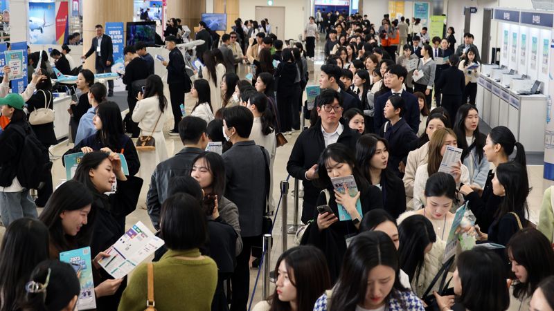 2023 항공산업 JOBFAIR가 30일 서울 강서구 김포국제공항 국제선청사에서 열려 행사장을 찾은 구직자들이 구직활동을 하고 있다. 한국공항공사와 국토교통부, 인천국제공항공사, 한국항공협회가 공동으로 주최하는 이번 박람회에는 국내외 60여개 항공 관련 기업·기관·지자체가 참가했다. 사진=서동일 기자