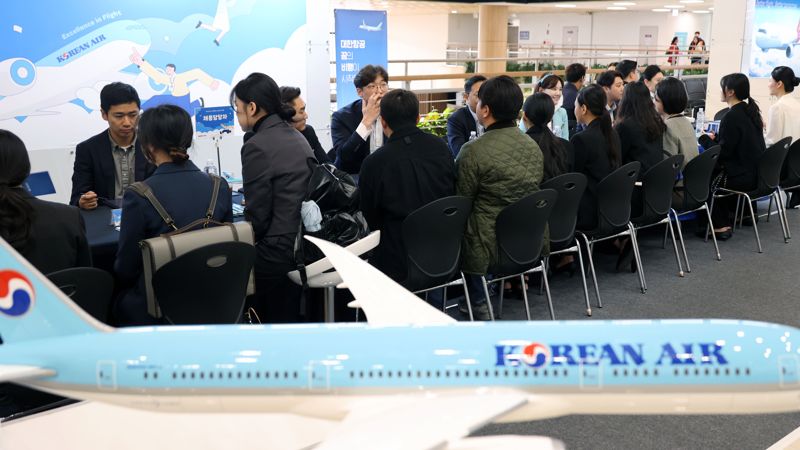 2023 항공산업 JOBFAIR가 30일 서울 강서구 김포국제공항 국제선청사에서 열려 행사장을 찾은 구직자들이 구직활동을 하고 있다. 한국공항공사와 국토교통부, 인천국제공항공사, 한국항공협회가 공동으로 주최하는 이번 박람회에는 국내외 60여개 항공 관련 기업·기관·지자체가 참가했다. 사진=서동일 기자