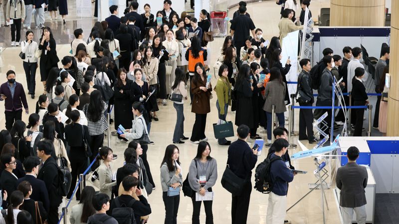 2023 항공산업 JOBFAIR가 30일 서울 강서구 김포국제공항 국제선청사에서 열려 행사장을 찾은 구직자들이 구직활동을 하고 있다. 한국공항공사와 국토교통부, 인천국제공항공사, 한국항공협회가 공동으로 주최하는 이번 박람회에는 국내외 60여개 항공 관련 기업·기관·지자체가 참가했다. 사진=서동일 기자