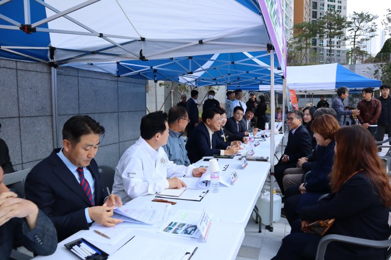 [부산=뉴시스]장제원 국민의힘 의원이 지난 28일 오전 부산 사상구 덕포동 '사상중흥S-클래스그랜드센트럴' 앞에서 제59회 민원인의 날을 진행하고 있다.