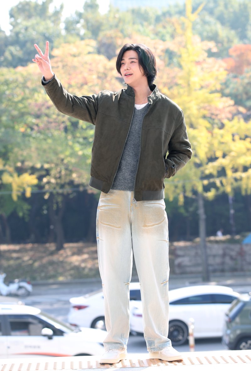 배우 로운이 KBS Cool FM '이은지의 가요광장‘ 출연을 위해 30일 오전 서울 여의도동 KBS 본관에 도착해 인사를 하고 있다. ⓒ News1 권현진 기자
