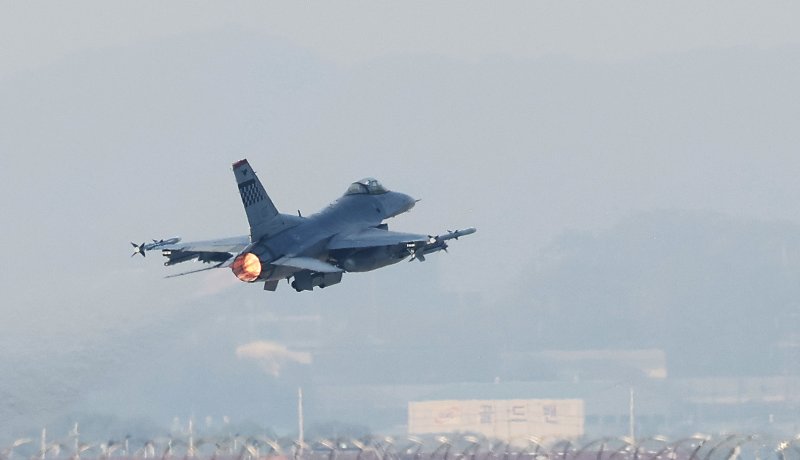 한미 연합공중훈련 '비질런트 디펜스'(Vigilant Defence)가 시작된 2023년 10월 30일 경기도 평택시 주한미공군 오산기지에서 F-16 전투기가 이륙하고 있다. 사진=연합뉴스
