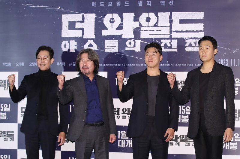 배우 주석태(왼쪽부터)와 오달수, 오대환, 박성웅이 30일 오후 서울 용산구 CGV용산아이파크몰에서 열린 영화 ‘더 와일드: 야수들의 전쟁’ 기자간담회에서 포즈를 취하고 있다. '더 와일드'는 어두운 과거를 청산하고, 새로운 삶을 살고자 했던 ‘우철’(박성웅 분)이 친구 ‘도식’(오대환 분)의 계략으로 야수들의 전쟁에 휘말리며 시작되는 하드보일드 범죄 액션 영화이다. 2023.10.30/뉴스1 ⓒ News1 권현진 기자