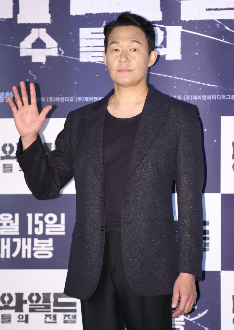 배우 박성웅이 30일 오후 서울 용산구 CGV용산아이파크몰에서 열린 영화 ‘더 와일드: 야수들의 전쟁’ 기자간담회에서 포즈를 취하고 있다. '더 와일드'는 어두운 과거를 청산하고, 새로운 삶을 살고자 했던 ‘우철’(박성웅 분)이 친구 ‘도식’(오대환 분)의 계략으로 야수들의 전쟁에 휘말리며 시작되는 하드보일드 범죄 액션 영화이다. 2023.10.30/뉴스1 ⓒ News1 권현진 기자