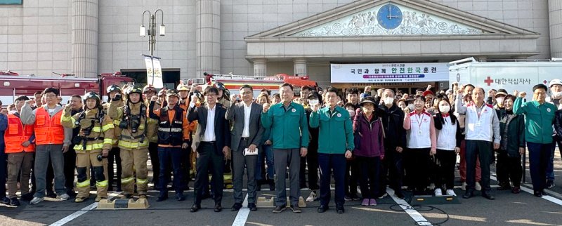 울산 동구는 30일 현대백화점 울산동구점에서 2023년 재난대응 안전한국훈련 현장훈련을 진행했다.(울산동구청제공)