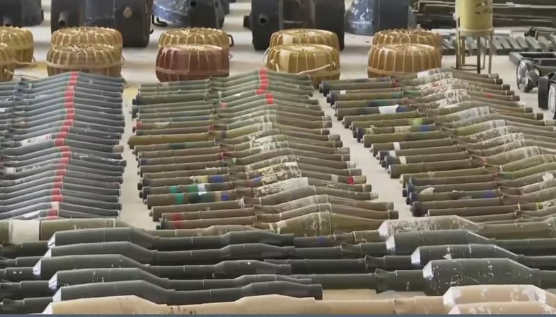 지난 15일 이스라엘 군이 하마스로부터 압수한 무기들을 공개했다. 붉은색 띠가 둘린 탄두는 북한산 F-7 로켓추진식 수류탄으로 의심된다. 사진=미국의소리(VOA)방송 홈페이지 캡처