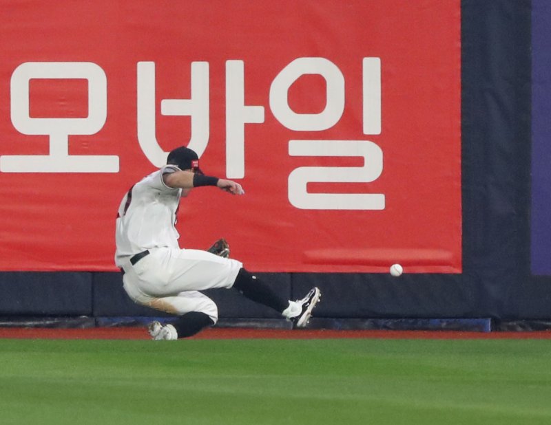 30일 오후 경기 수원시 장안구 KT위즈파크에서 열린 프로야구 '2023 신한은행 SOL KBO 포스트시즌' 플레이오프 1차전 kt 위즈와 NC 다이노스의 경기, 4회초 2사 주자 1,2루 상황 KT 배정대가 NC 권희동의 타구를 놓치고 있다. 2023.10.30/뉴스1 ⓒ News1 김영운 기자