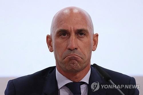 '강제 키스' 논란 전 스페인 축구협회장, 결국 재판행