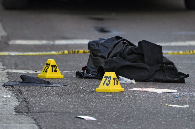 29일(현지시간) 미국 플로리다주 탬파의 총기 난사 현장에서 핼러윈 분장으로 쓰였던 마녀 모자가 바닥에 떨어져 있다.AP뉴시스