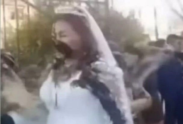 남미 볼리비아의 한 결혼식에서 신랑의 전 여자친구가 신부에게 배설물을 투척하는 일이 일어났다. /출처=뉴욕포스트 캡처