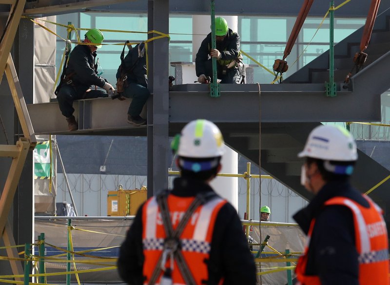 지난해 1월 오후 인천국제공항 제2터미널 4단계 건설사업 현장에서 근로자들이 작업을 하고 있다. /사진=뉴시스