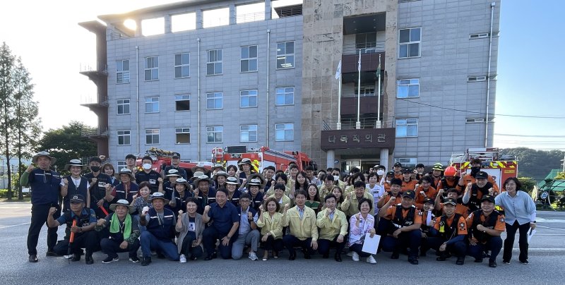 옥천군 2023년 재난대응 안전한국훈련 후 기념촬영 모습.(옥천군 제공) /뉴스1