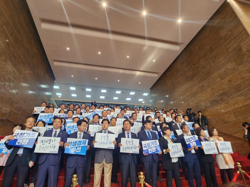 더불어민주당 의원들이 31일 오전 국회 로텐더홀 계단에서 윤석열 대통령을 향해 피켓 시위를 하고 있다. 뉴스1