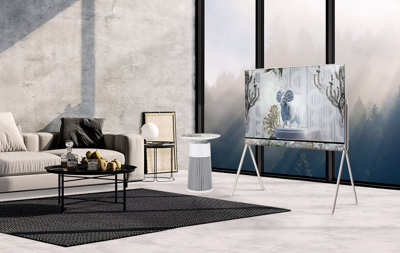 [서울=뉴시스]LG전자는 올해 글로벌 디자인 박람회 '밀라노 디자인 위크'에서 LG 오브제컬렉션과 모오이 디자인을 결합한 작품들을 처음 선보인 바 있다. (왼쪽부터) 다양한 동물들이 아름답게 표현된 모오이의 대표 디자인을 적용한 테이블형 공기청정기 '에어로퍼니처'와 라이프스타일 올레드 TV '포제'. (사진 = LG전자) 2023.10.31. photo@newsis.com *재판매 및 DB 금지