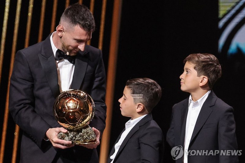 리오넬 메시와 자녀들 Inter Miami CF's Argentine forward Lionel Messi (L) reacts on stage with his children as he receives his 8th Ballon d'Or award during the 2023 Ballon d'Or France Football award ceremony at the Theatre du Chatelet in Paris on October 30, 2023. (Photo by FRANCK FIFE / AFP)