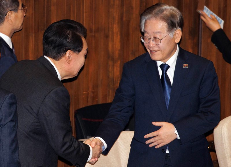 [서울=뉴시스] 고범준 기자 = 윤석열 대통령이 10월31일 오전 서울 여의도 국회에서 내년도 정부 예산안에 대한 시정연설을 위해 본회의장에 들어서며 이재명 더불어민주당 대표와 인사를 나누고 있다. (공동취재사진) 2023.10.31. photo@newsis.com <저작권자ⓒ 공감언론 뉴시스통신사. 무단전재-재배포 금지.> /사진=뉴시스화상