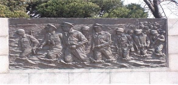 인천 자유공원 내 맥아더 장군 동상 후면에 설치된 부조물.