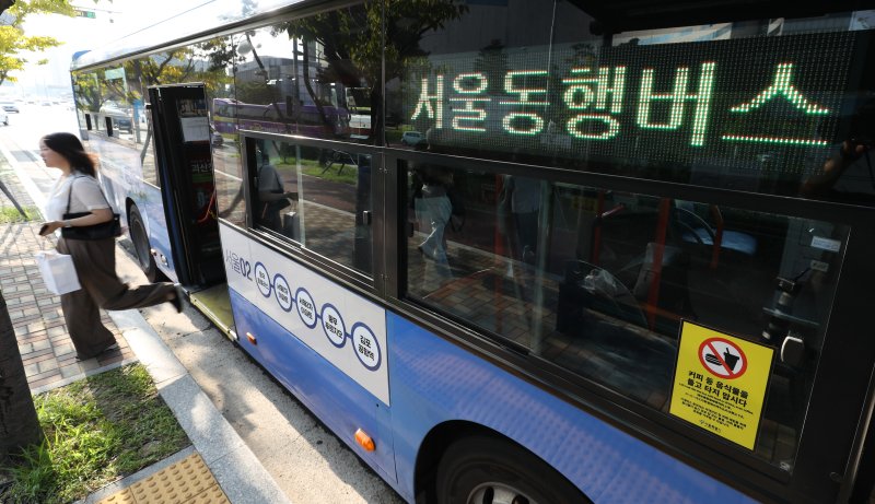 지난 8월21일 오전 경기도 김포시 홈플러스 풍무점 버스정류장에서 서울동행버스가 운행되고 있다. 뉴시스