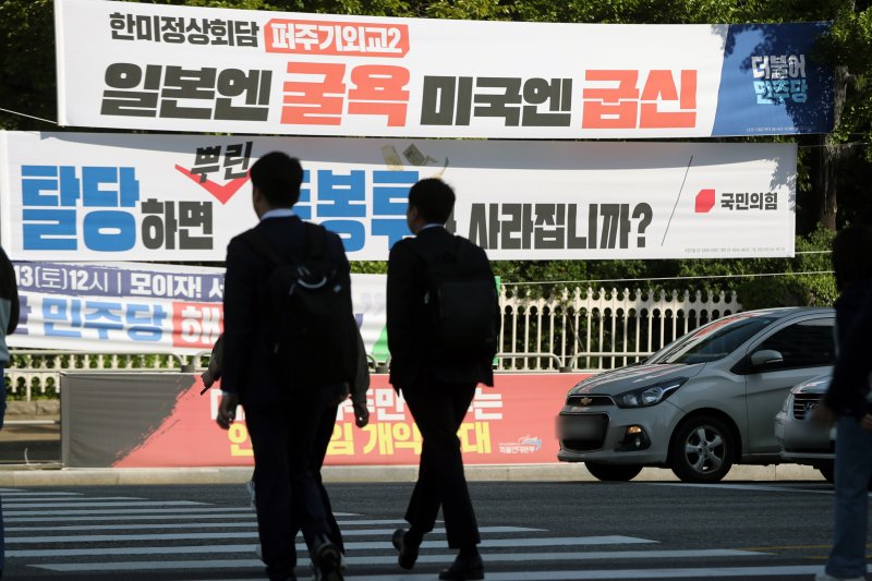 ‘정당 현수막 난립 해소’ 옥외광고물법 개정안 행안위 소위 통과