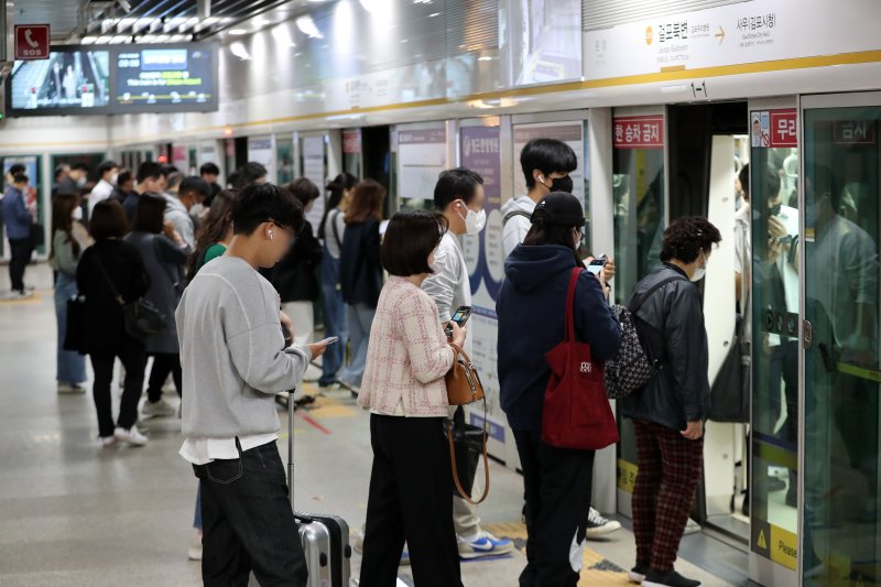 8일 오전 경기도 김포골드라인 걸포북변역에서 시민들이 김포공항역행 지하철에 탑승하고 있다. 경기도와 김포시는 김포골드라인 출퇴근 시간 혼잡 완화를 위해 대체 노선인 70번 버스를 이날부터 32회 추가 투입한다고 밝혔다. 2023.5.8/뉴스1 ⓒ News1 박세연 기자
