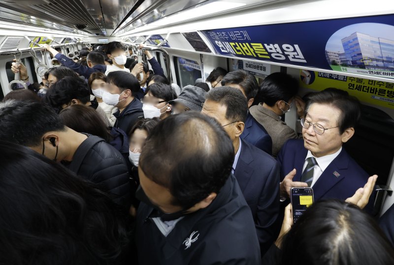 이재명 더불어민주당 대표가 25일 오전 경기도 김포시 김포도시철도(김포골드라인) 운양역에서 열차를 타고 승객 과밀 상황을 살피고 있다. 2023.4.25/뉴스1 ⓒ News1 국회사진취재단