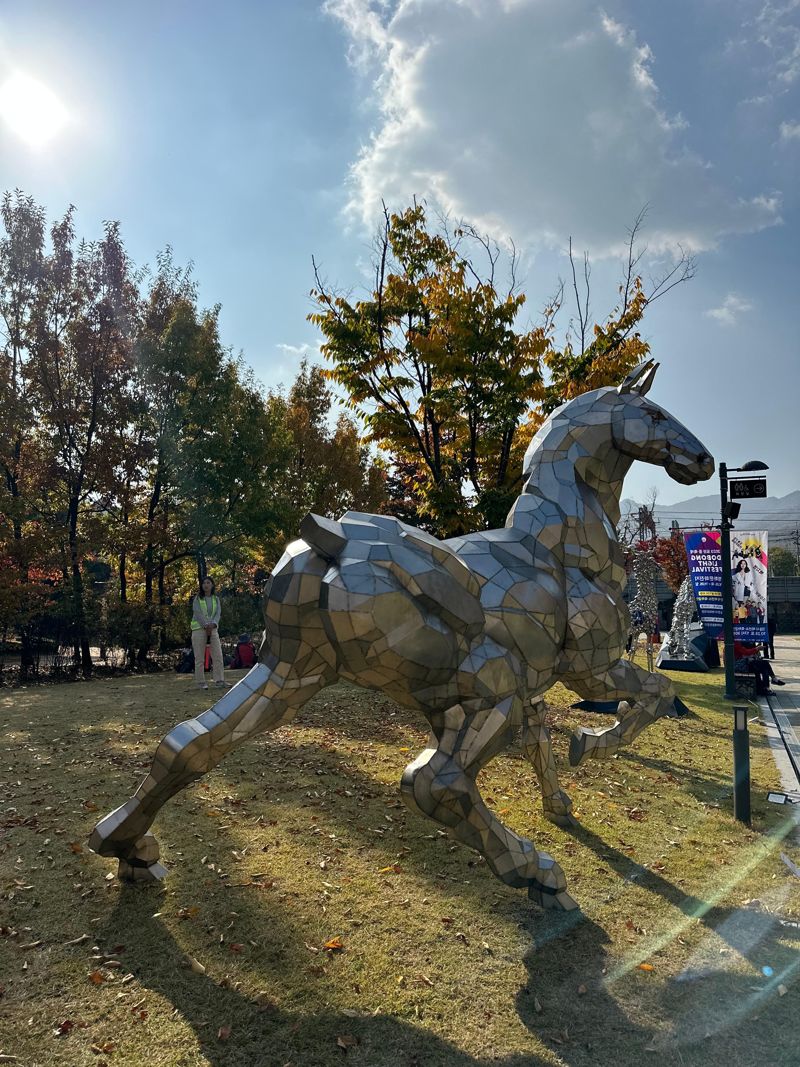 실력있는 청년작가들의 야외 조각전시회가 서울 도봉구 평화문화진지에서 열리고 있다. 내달 5일까지 주민들에 다양한 작품들이 선보이게 된다.