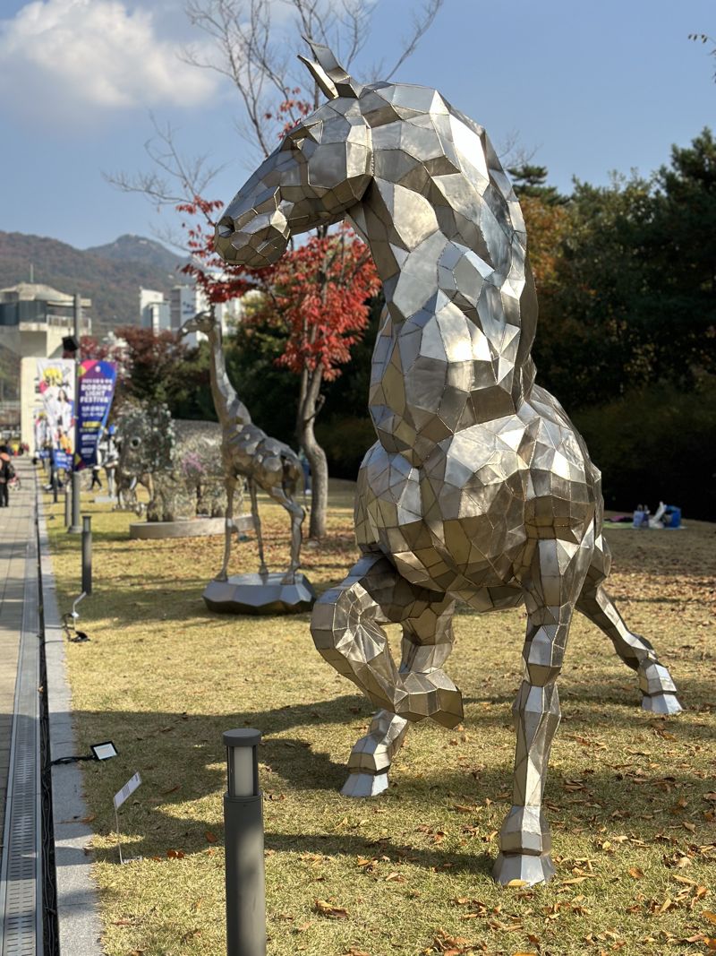 실력있는 청년작가들의 야외 조각전시회가 서울 도봉구 평화문화진지에서 열리고 있다. 내달 5일까지 주민들에 다양한 작품들이 선보이게 된다.