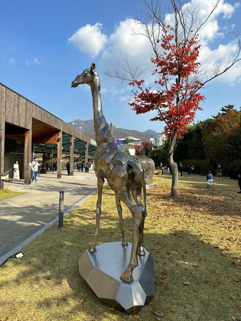 실력있는 청년작가들의 야외 조각전시회가 서울 도봉구 평화문화진지에서 열리고 있다. 내달 5일까지 주민들에 다양한 작품들이 선보이게 된다.