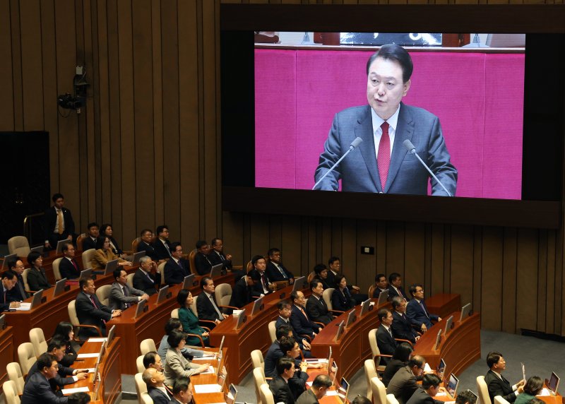 국무위원들이 31일 서울 여의도 국회 본회의장에서 열린 윤석열 대통령의 2024년도 예산안에 대한 시정연설을 경청 하고 있다. 2023.10.31/뉴스1 ⓒ News1 송원영 기자