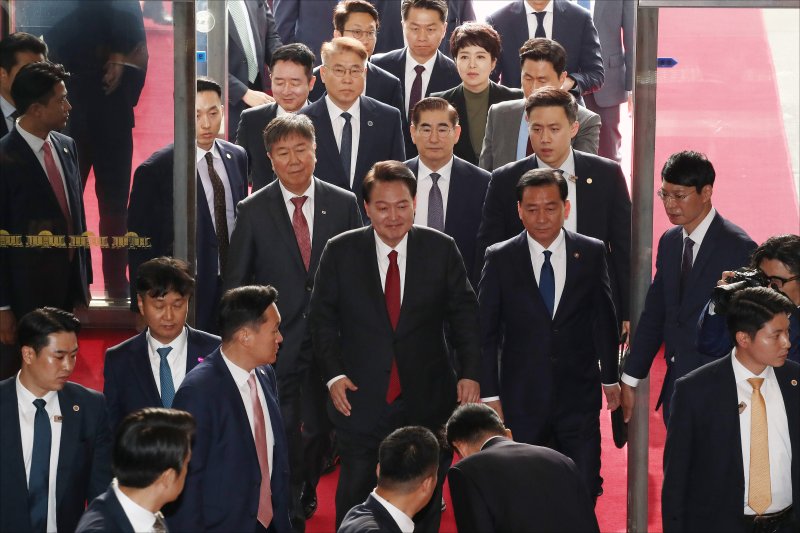 윤석열 대통령이 31일 오전 서울 여의도 국회에서 2024년도 예산안 시정연설을 위해 국회 본청으로 들어서고 있다. (공동취재) 2022.10.31/뉴스1 ⓒ News1 송원영 기자