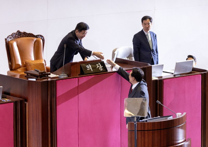 윤석열 대통령이 31일 오전 서울 여의도 국회 본회의장에서 내년 정부예산안에 대한 시정연설을 하기 전 김진표 국회의장과 악수하고 있다. (공동취재) 2023.10.31/뉴스1 ⓒ News1 송원영 기자