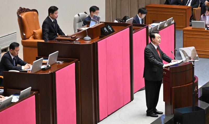 윤석열 대통령이 31일 서울 여의도 국회 본회의장에서 내년도 정부 예산안에 대한 시정연설을 하고 있다. (공동취재) 2023.10.31/뉴스1 ⓒ News1 송원영 기자