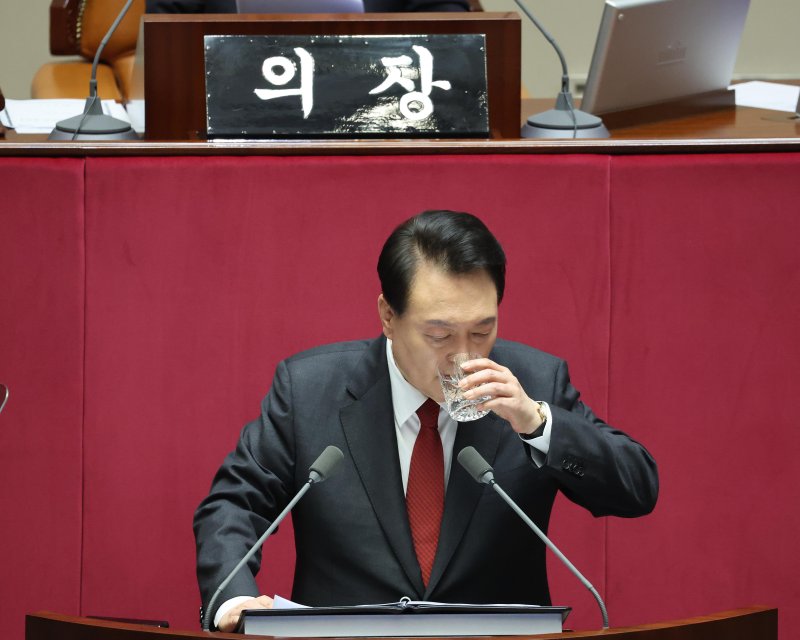 윤석열 대통령이 31일 오전 서울 여의도 국회 본회의장에서 내년도 정부 예산안에 대한 시정연설 중 물을 마시고 있다. (공동취재) 2023.10.31/뉴스1 ⓒ News1 송원영 기자