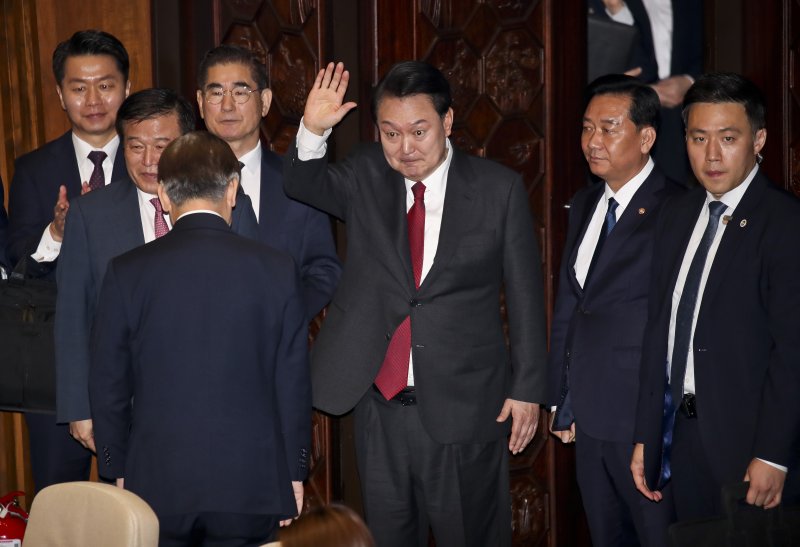 윤석열 대통령이 31일 서울 여의도 국회 본회의장에서 내년도 정부 예산안에 대한 시정연설을 마친 뒤 자리를 나서며 인사하고 있다. (공동취재) 2023.10.31/뉴스1 ⓒ News1 송원영 기자