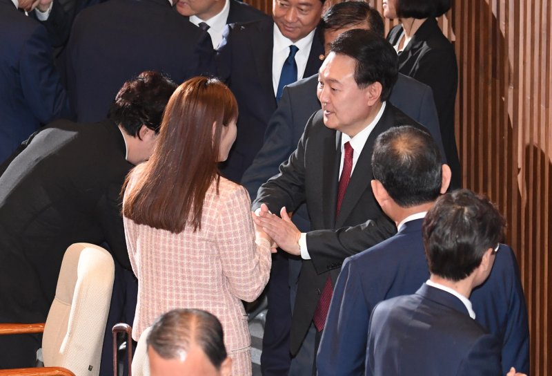 윤석열 대통령이 31일 오전 서울 여의도 국회 본회의장에서 2024년도 예산안 및 기금운용계획안에 대한 시정연설을 마친 뒤 김예지 국민의힘 최고위원과 악수하고 있다. (공동취재) 2023.10.31/뉴스1 ⓒ News1 송원영 기자