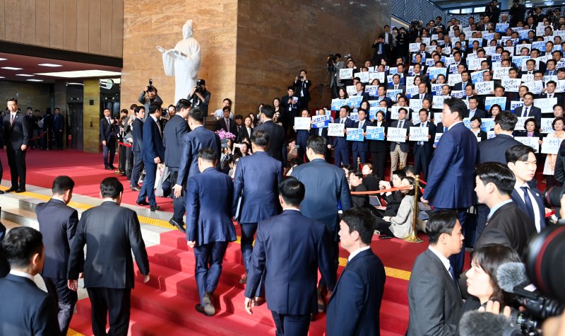 윤석열 대통령이 31일 내년도 정부예산안에 대한 시정연설을 하기 위해 서울 여의도 국회로 입장하며 피켓시위를 펼치는 민주당 의원들 앞을 지나고 있다. (공동취재) 2023.10.31/뉴스1 ⓒ News1 송원영 기자