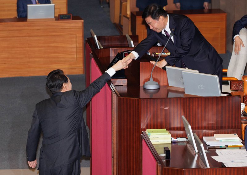 윤석열 대통령이 31일 오전 서울 여의도 국회 본회의장에서 내년도 정부 예산안에 대한 시정연설에 앞서 김진표 국회의장과 악수하고 있다. (공동취재) 2023.10.31/뉴스1 ⓒ News1 송원영 기자
