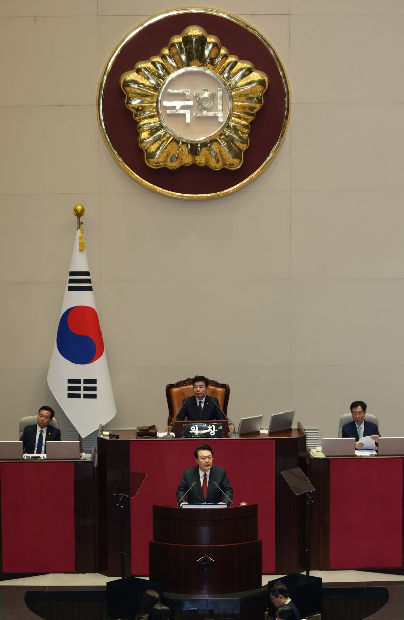 윤석열 대통령이 31일 서울 여의도 국회 본회의장에서 2024년도 예산안에 대한 시정연설을 하고 있다. 2023.10.31/뉴스1 ⓒ News1 송원영 기자