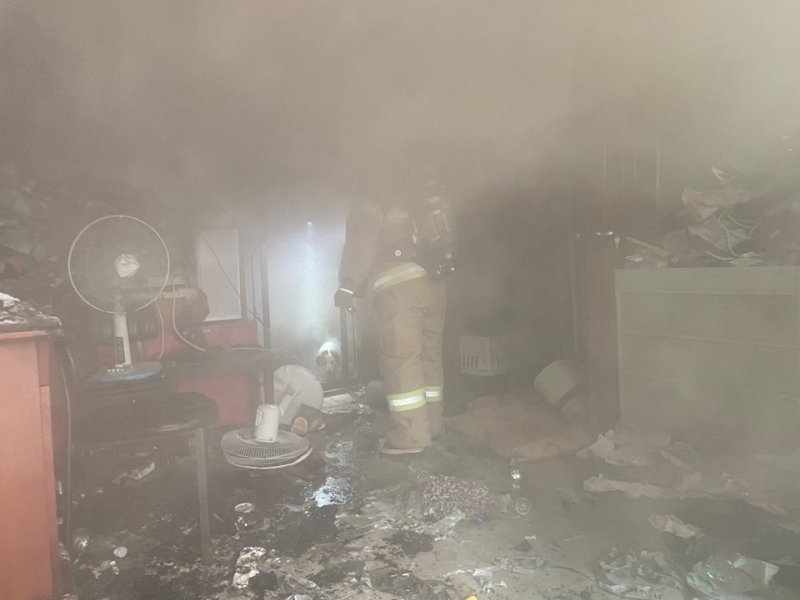 31일 오후 2시32분쯤에는 청주시 서원구 모충동의 한 주택에서 불이 나 소방대원이 화재를 진압하고 있다.(청주서부소방서 제공).2023.10.31./뉴스1