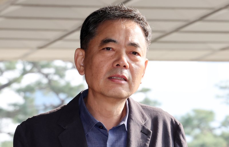 '대장동 로비 의혹'을 받는 곽상도 전 국민의힘 의원이 25일 오전 피의자 신분으로 조사를 받기 위해 서울 서초구 서울중앙지방검찰청에 출석하고 있다. 2023.10.25/뉴스1 ⓒ News1 김성진 기자