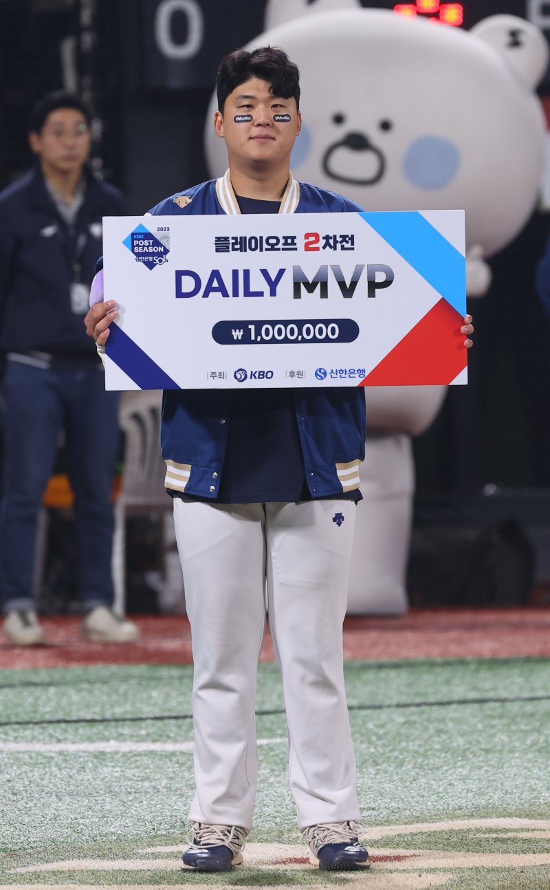 [수원=뉴시스] 최진석 기자 = NC 선발투수 신민혁이 31일 경기 수원 KT위즈파크에서 열린 2023 프로야구 플레이오프 NC 다이노스와 kt 위즈의 2차전 경기에서 데일리 MVP를 차지한 후 포즈를 취하고 있다. 2023.10.31. myjs@newsis.com