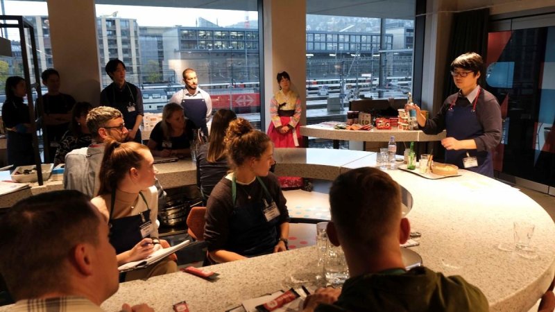 스위스에서 열린 한국식품 소개 행사 (제네바=연합뉴스) 안희 특파원 = 지난 24일 스위스 취리히 푸드랩(Foodlab)에서 쿱(Coop)을 비롯한 스위스 대형 유통사 관계자들이 참석한 가운데 한국 식품을 소개하고 국내 식품업체들의 현지 매장 입점을 지원하기 위한 행사가 진행됐다. prayerahn@yna.co.kr 2023.10.31.