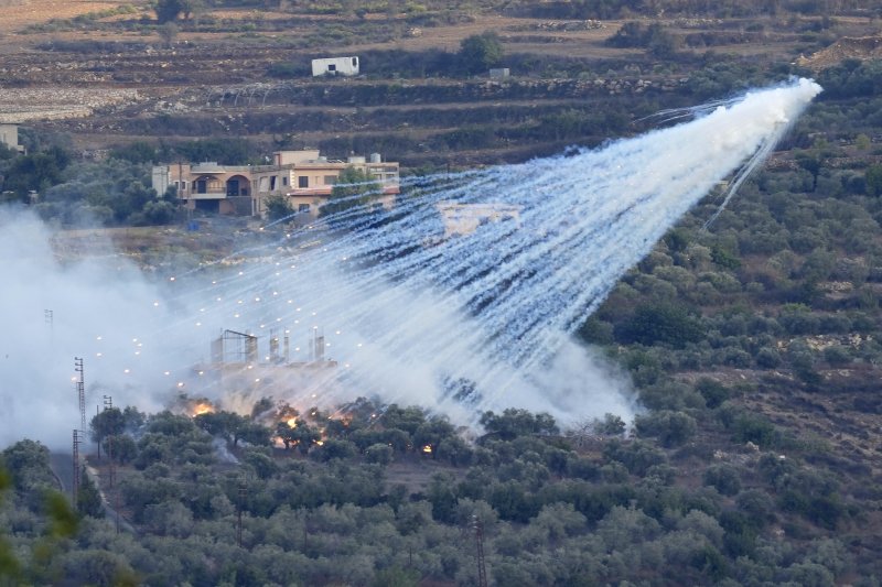지난 10월 15일 이스라엘과 접한 레바논 남부 국경지대의 알 부스탄 마을에서 이스라엘군이 발사한 것으로 추정되는 백린탄 파편들이 떨어지고 있다.AP연합뉴스